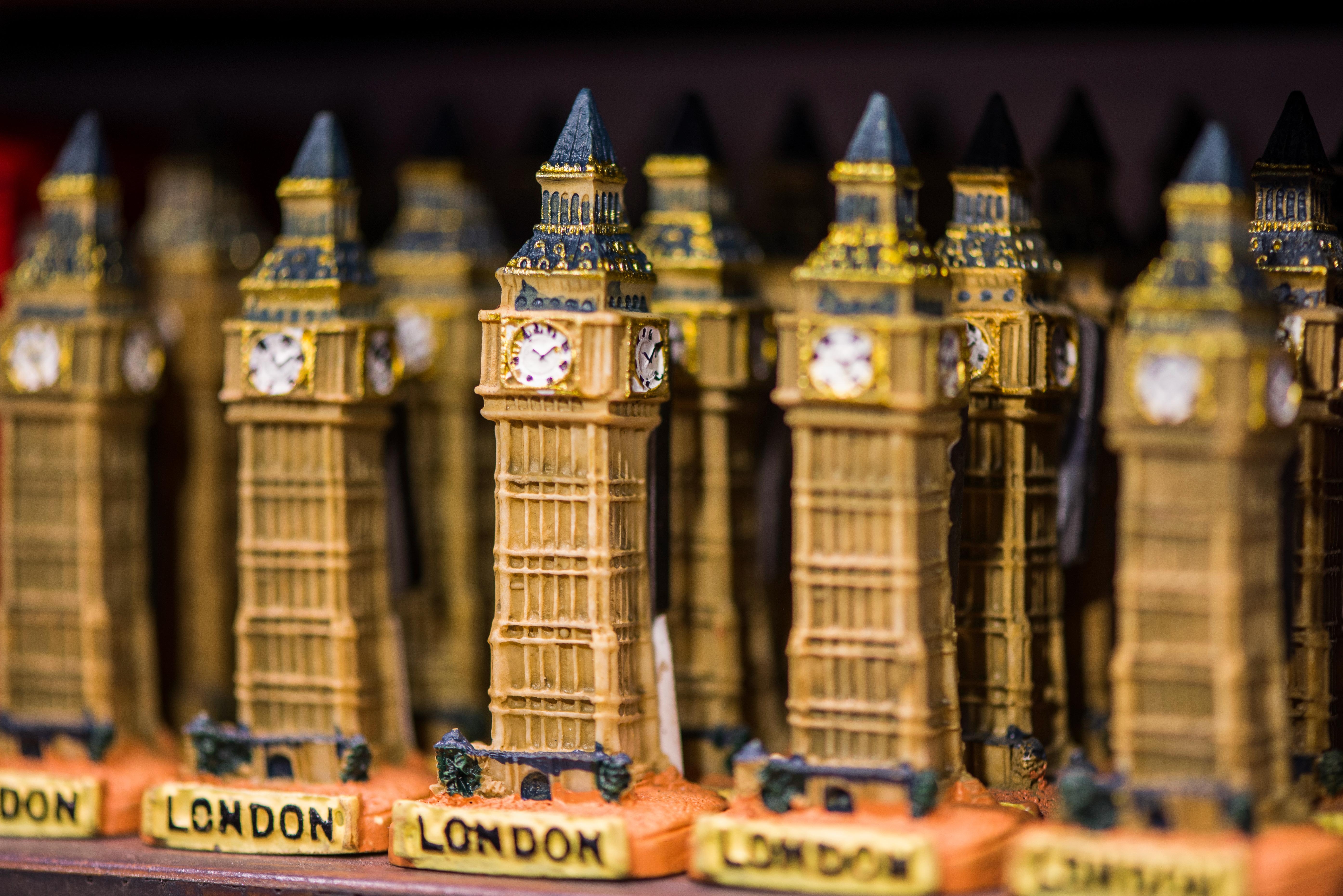 Big Ben souvenirs displayed at a London gift shop.