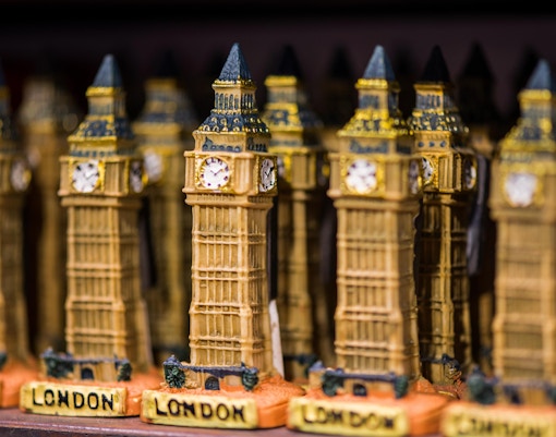 Big Ben souvenirs displayed at a London gift shop.