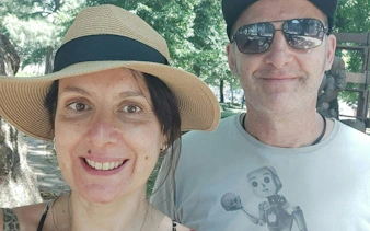 Couple enjoying a sunny day in a Porto park during a self-guided city exploration game.
