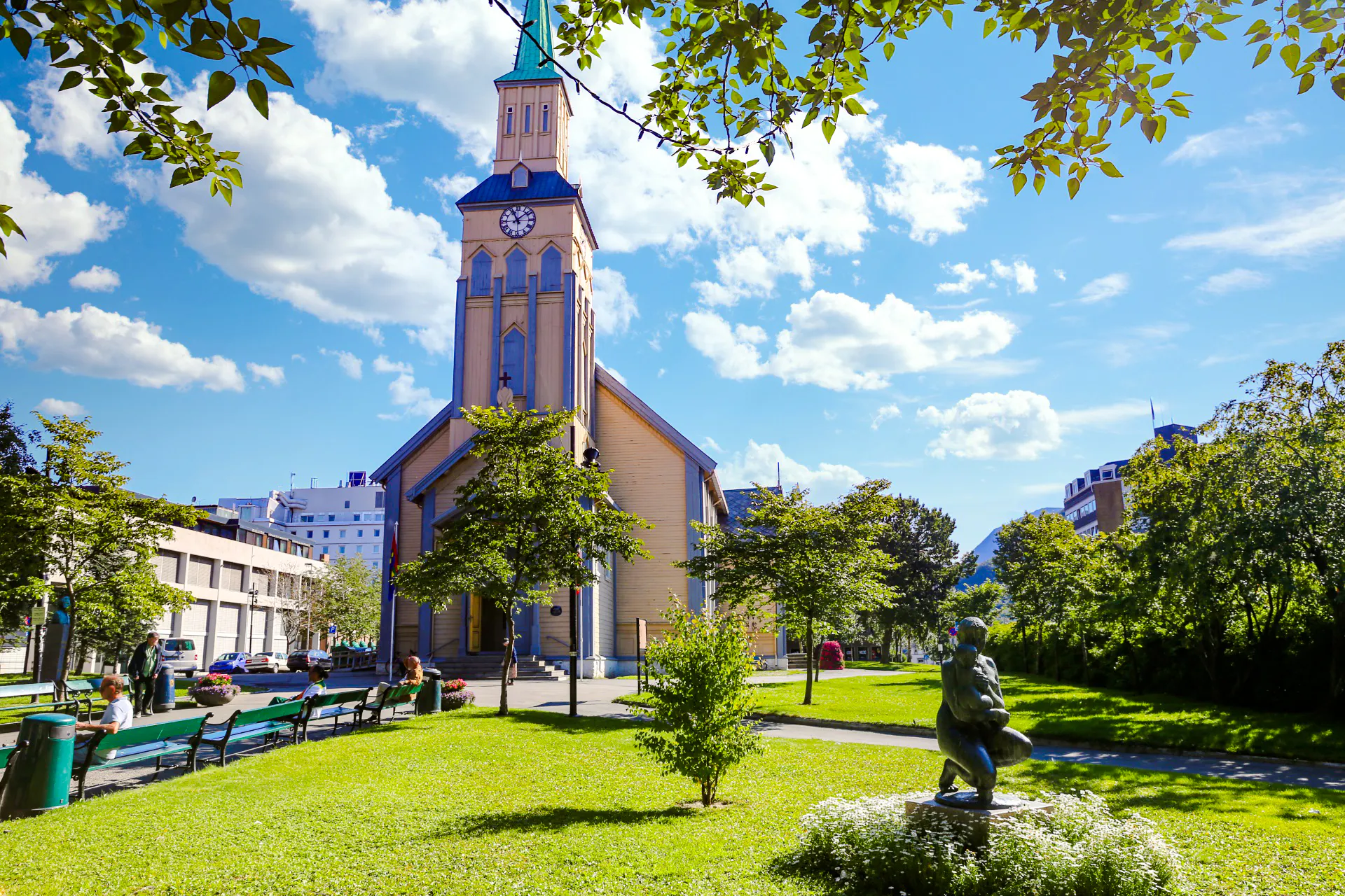 Tromso Old Town Guided Tour with Northern Lights Cruise
