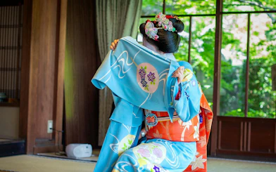 Maiko performing traditional dance in a Kyoto Zen temple.