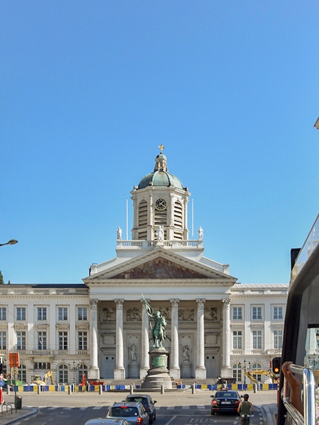 Saint Jacques-sur-Coudenberg Church in Brussels with nearby traffic and buildings.
