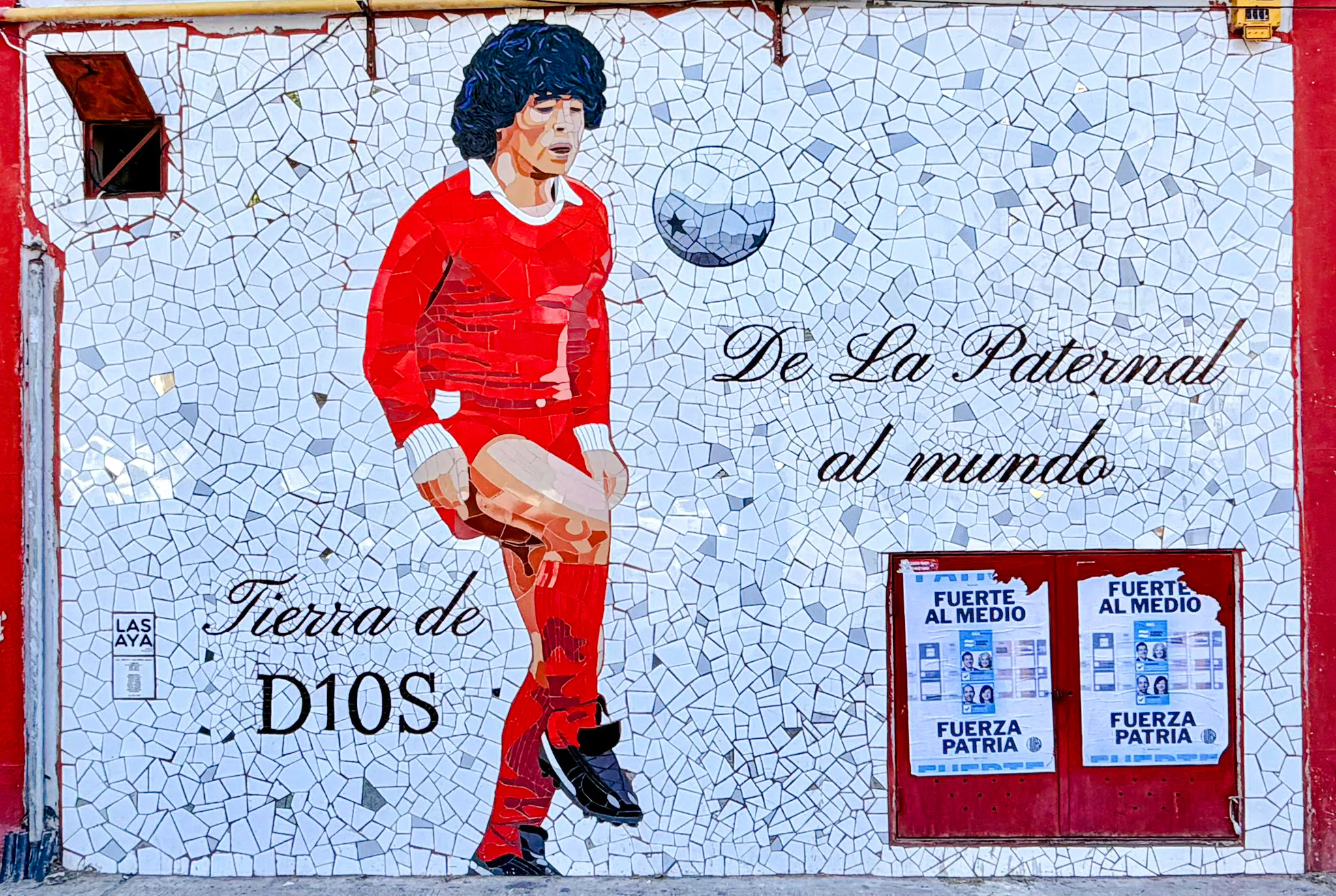 Mosaic mural of a footballer in red kit, La Paternal, Buenos Aires.