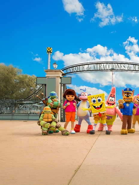 Visitors at Parque de Atracciones de Madrid entrance with character mascots.