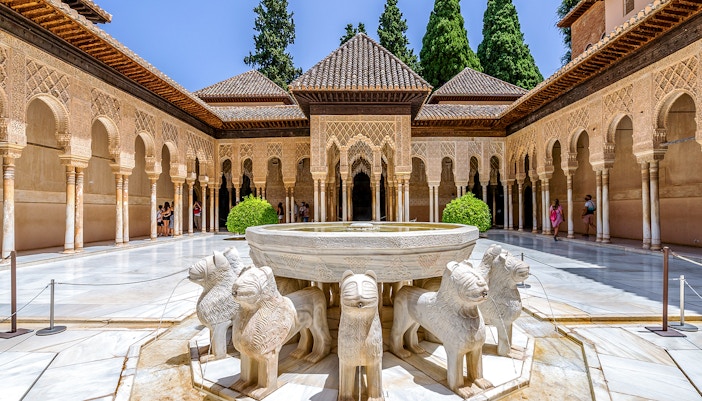 La Corte dei Leoni nei Palazzi Nasridi dell'Alhambra