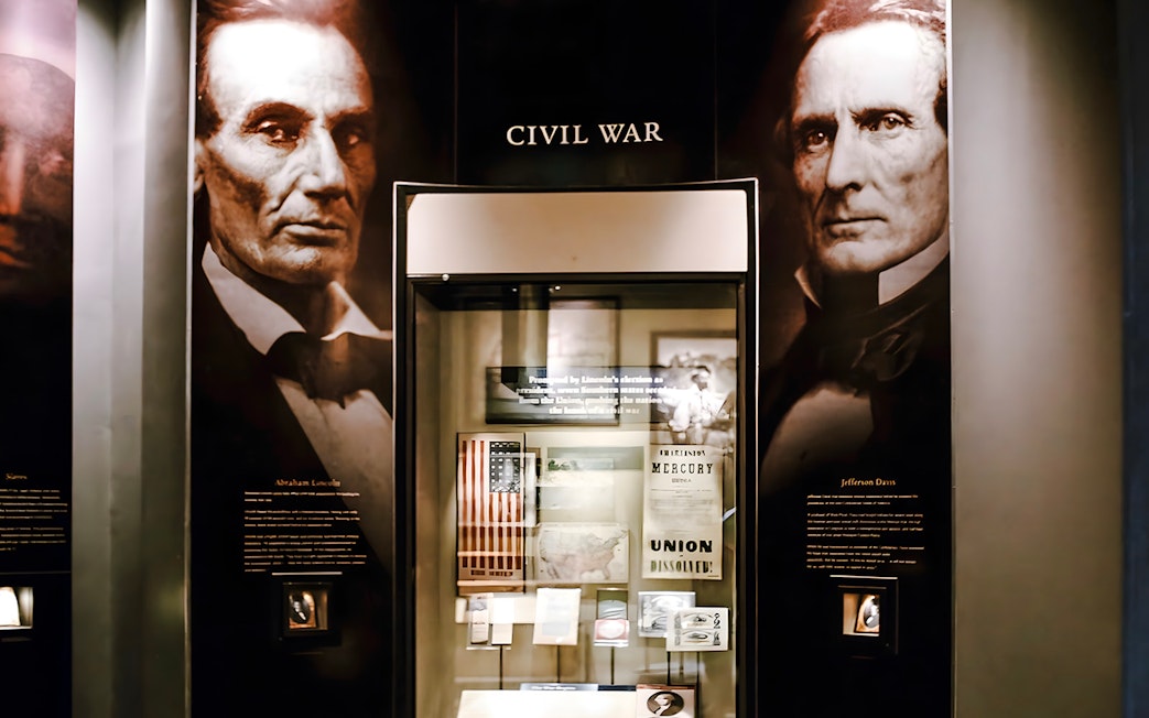 Civil War exhibit at Smithsonian National Museum of American History featuring Lincoln and Davis.