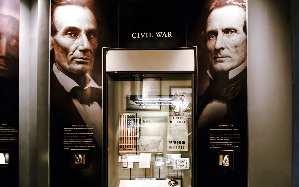 Civil War exhibit at Smithsonian National Museum of American History featuring Lincoln and Davis.