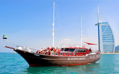 Dubai Marina: Sailing Tour with BBQ and Swimming