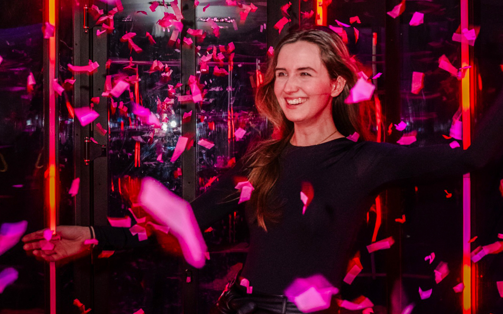 Guest enjoying confetti at Amaze Amsterdam experience.
