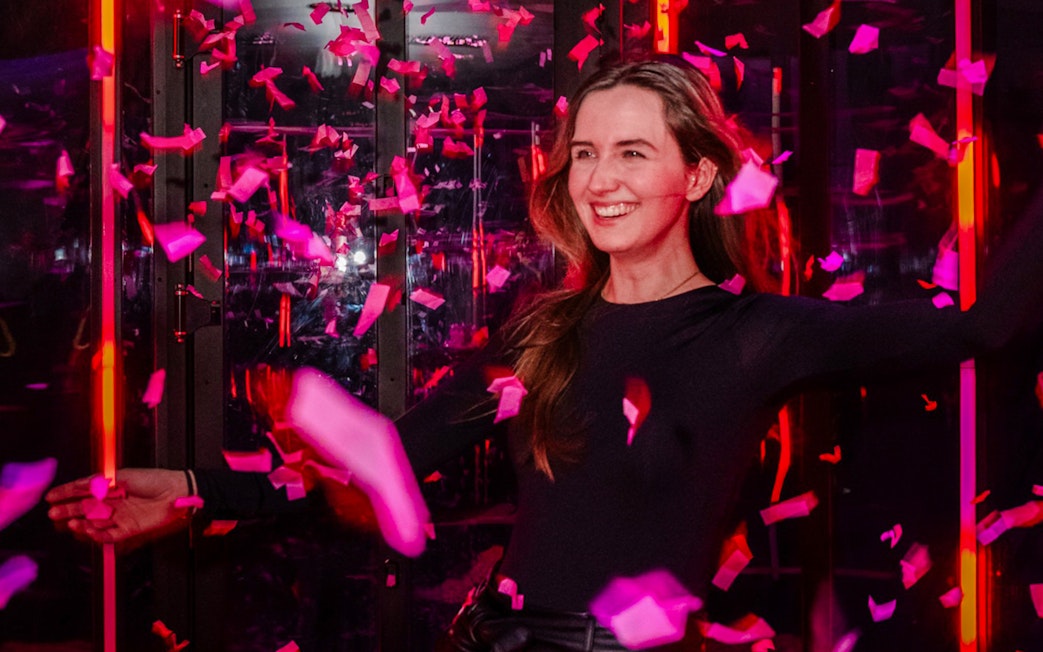 Guest enjoying confetti at Amaze Amsterdam experience.