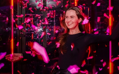 Guest enjoying confetti at Amaze Amsterdam experience.