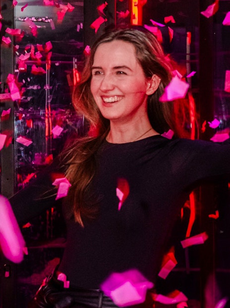 Guest enjoying confetti at Amaze Amsterdam experience.