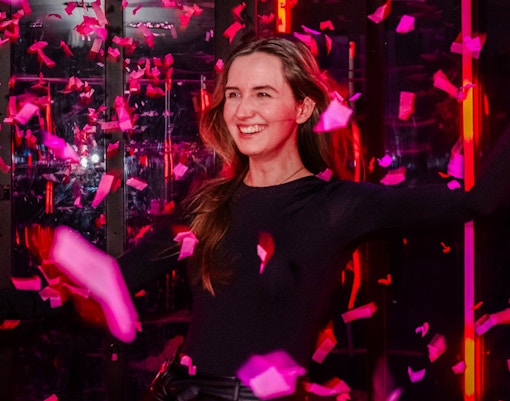 Guest enjoying confetti at Amaze Amsterdam experience.