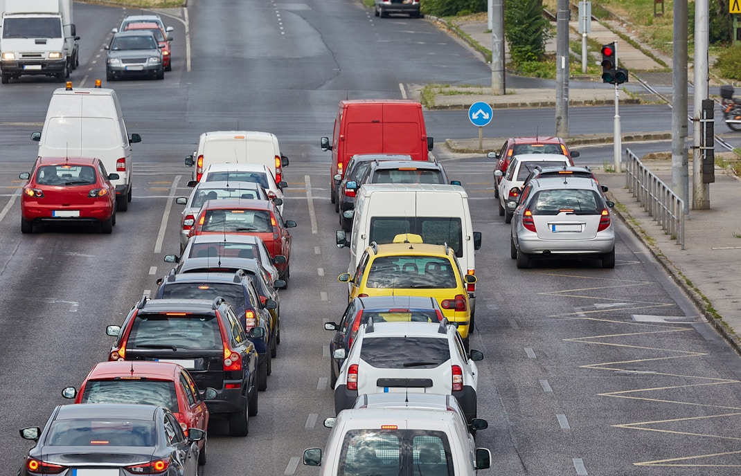 Mehrere Autos stehen in unterschiedlichen Reihen an einer roten Ampel