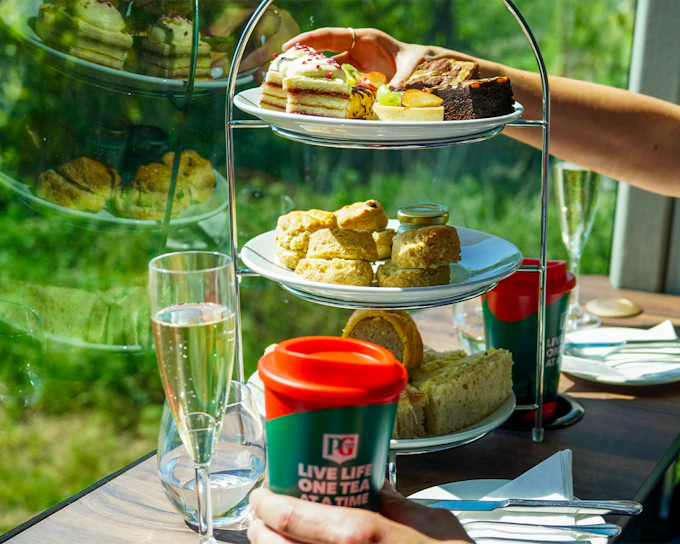 London: Afternoon Tea Sightseeing Bus Tour
