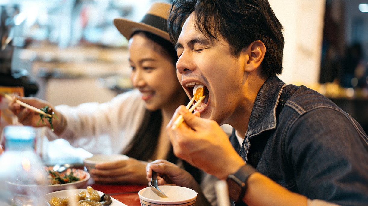 tourists eating Thai food