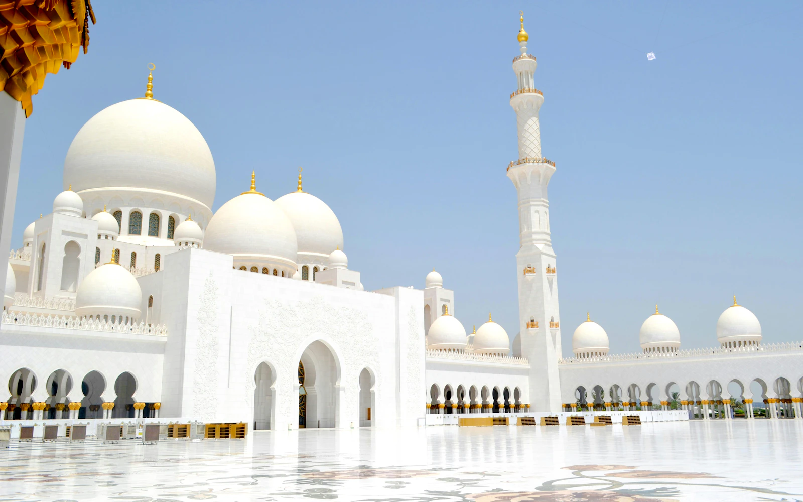 From Dubai: Abu Dhabi City Tour with Sheikh Zayed Grand Mosque and BAPS Hindu Mandir