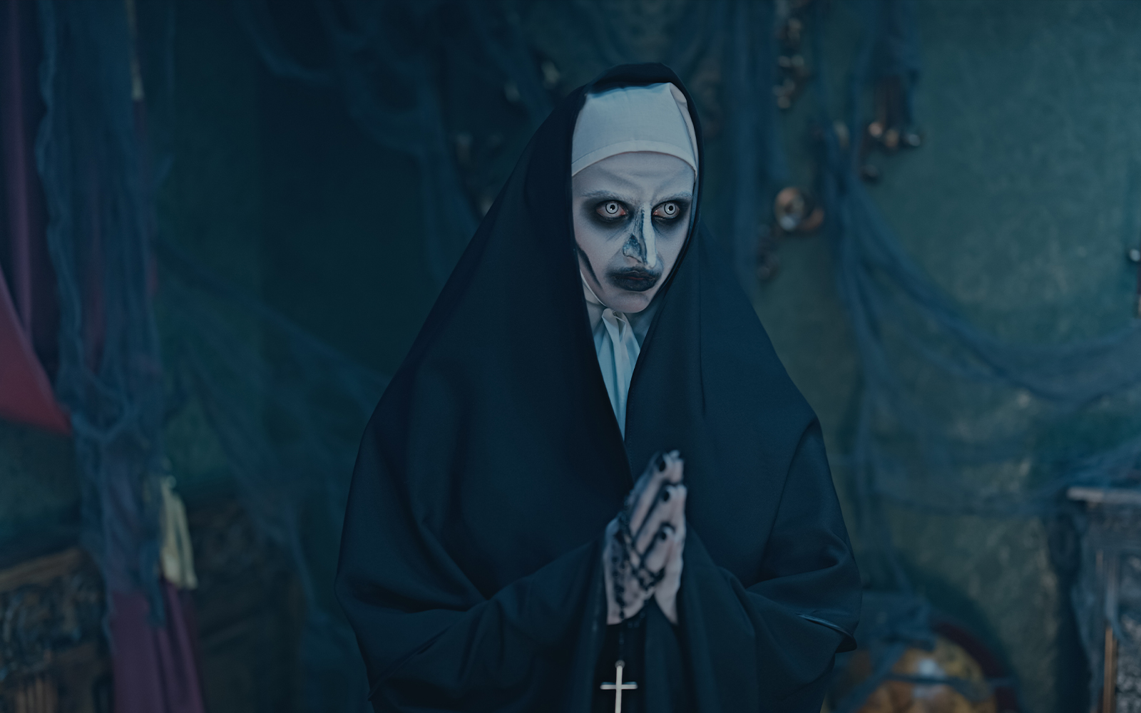 Nun character in dark robe at Parque Warner Madrid event.
