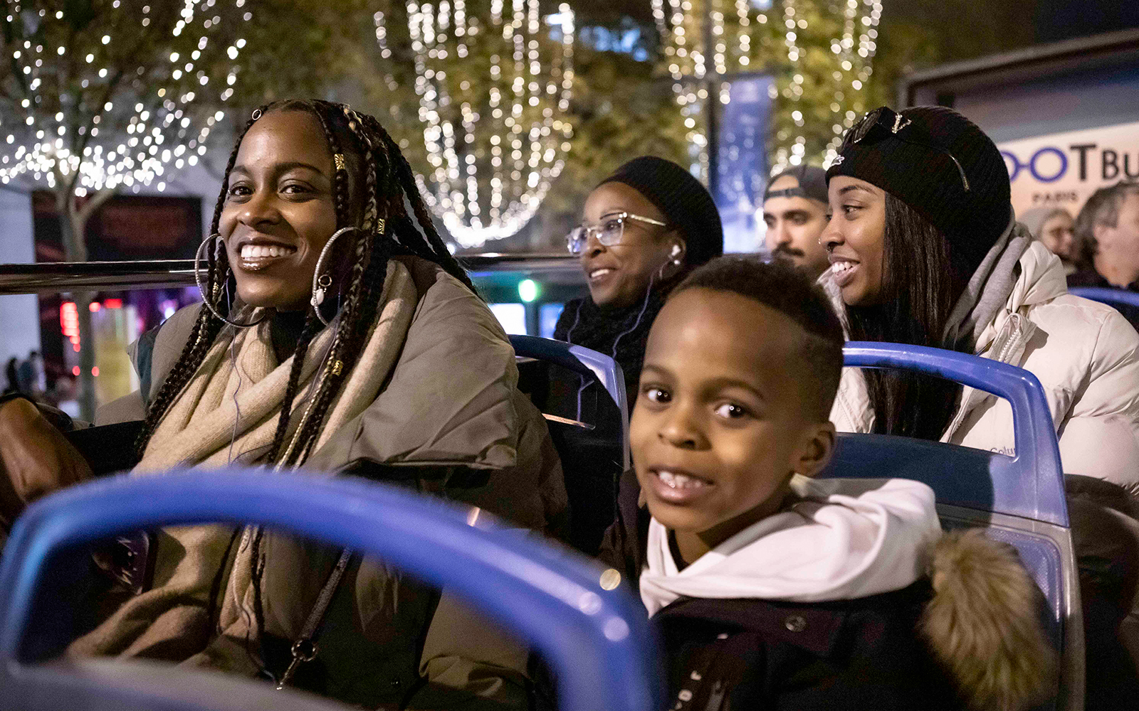 Personnes en visite en bus à Noël la nuit