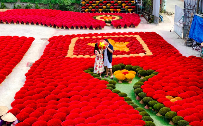 From Hanoi: Conical Hat Village and Quang Phu Cau Incense Village Tour