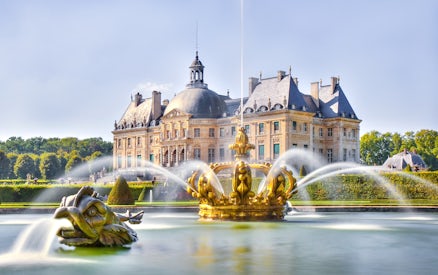 Vaux-le-Vicomte Castle with fountain in foreground, seen on Chateaubus shuttle day trip.