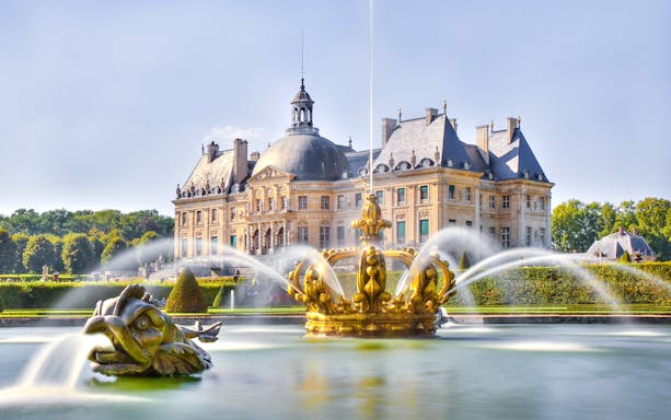 Vaux-le-Vicomte Castle with fountain in foreground, seen on Chateaubus shuttle day trip.