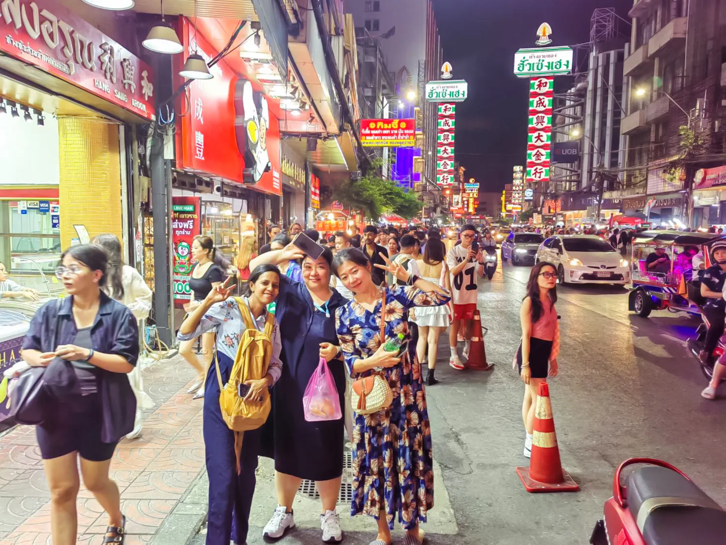 nattomvisning i tuk-tuk i bangkok for liten gruppe, med måltid i chinatown og hotelltransport-1
