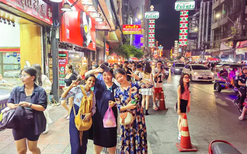 tour notturno in tuk-tuk a bangkok per gruppi piccoli, con cena a chinatown e trasferimenti in hotel-1