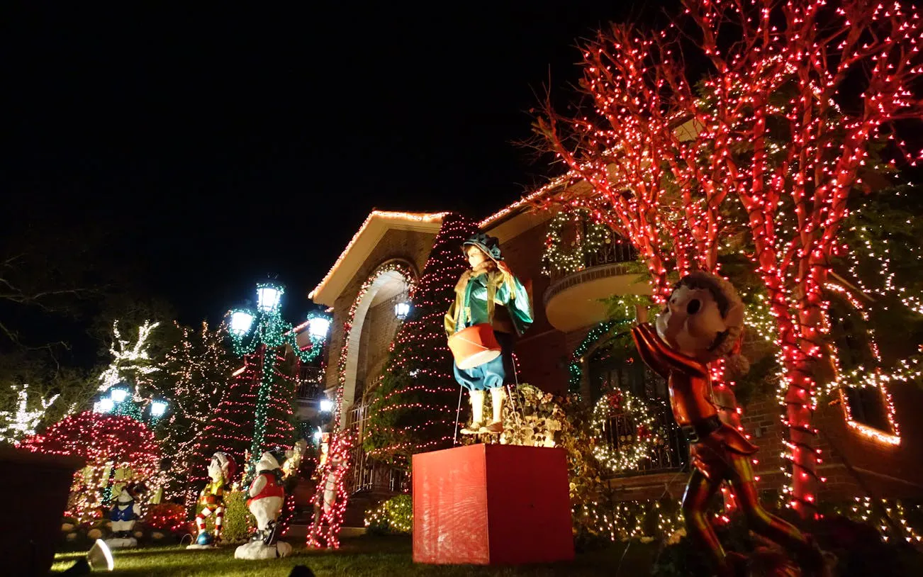 Dyker Heights Christmas Lights Guided Bus and Walking Tour with Brooklyn Bridge Park Stop (Product 55211)