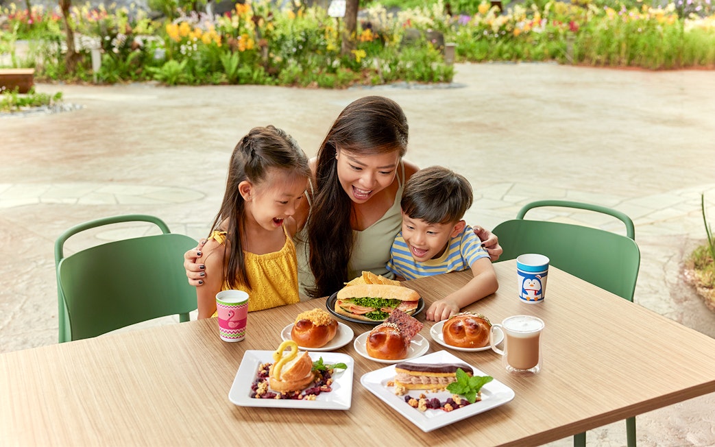 Family enjoying pastries and drinks at Bird Paradise café during VIP Walking Tour.
