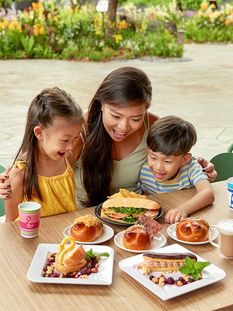 Family enjoying pastries and drinks at Bird Paradise café during VIP Walking Tour.