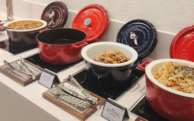 Buffet dishes at Sky Hub Lounge, Seoul Incheon Airport East Concourse.