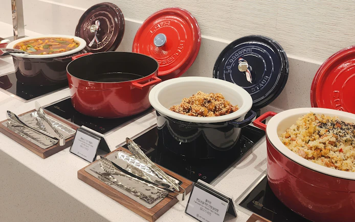 Buffet dishes at Sky Hub Lounge, Seoul Incheon Airport East Concourse.