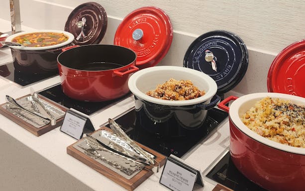 Buffet dishes at Sky Hub Lounge, Seoul Incheon Airport East Concourse.