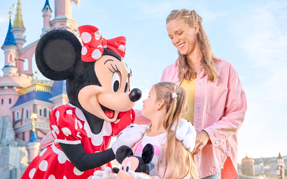 Family meeting Minnie Mouse at Disneyland Paris.