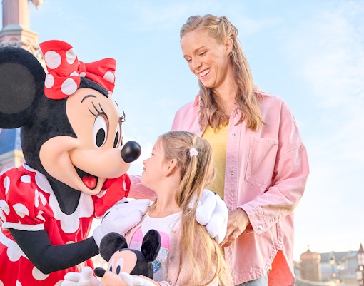 Family meeting Minnie Mouse at Disneyland Paris.