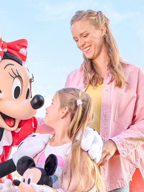 Family meeting Minnie Mouse at Disneyland Paris.