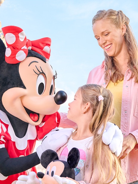 Family meeting Minnie Mouse at Disneyland Paris.