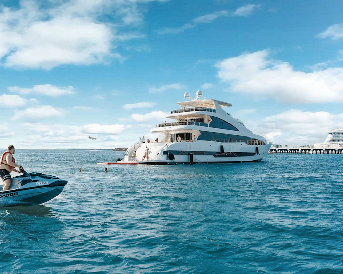 From Dubai Harbour: 3-Hour Superyacht Tri-Deck Cruise with Dining, Open Bar & Live DJ