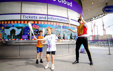 Guests juggling at IFS Cloud Cable Car ticket area in London.
