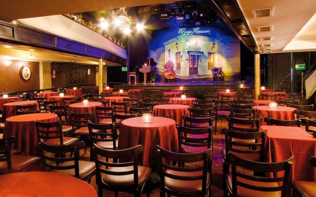 El Viejo Almacén Tango seating area with stage and red tablecloths.
