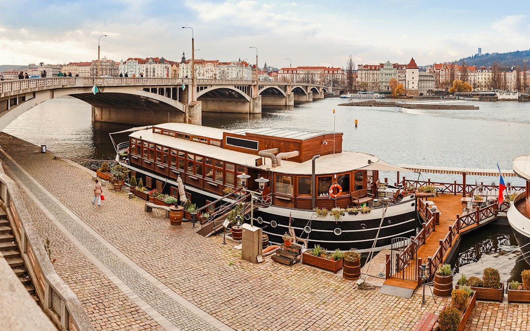 https://cdn-imgix.headout.com/media/images/dd0b463fd5d4623235a3a6396464edd5-21472-prague-prague---prague-old-town--river-cruise-and-prague-castle-sightseeing-tour-including-lunch-07.jpg