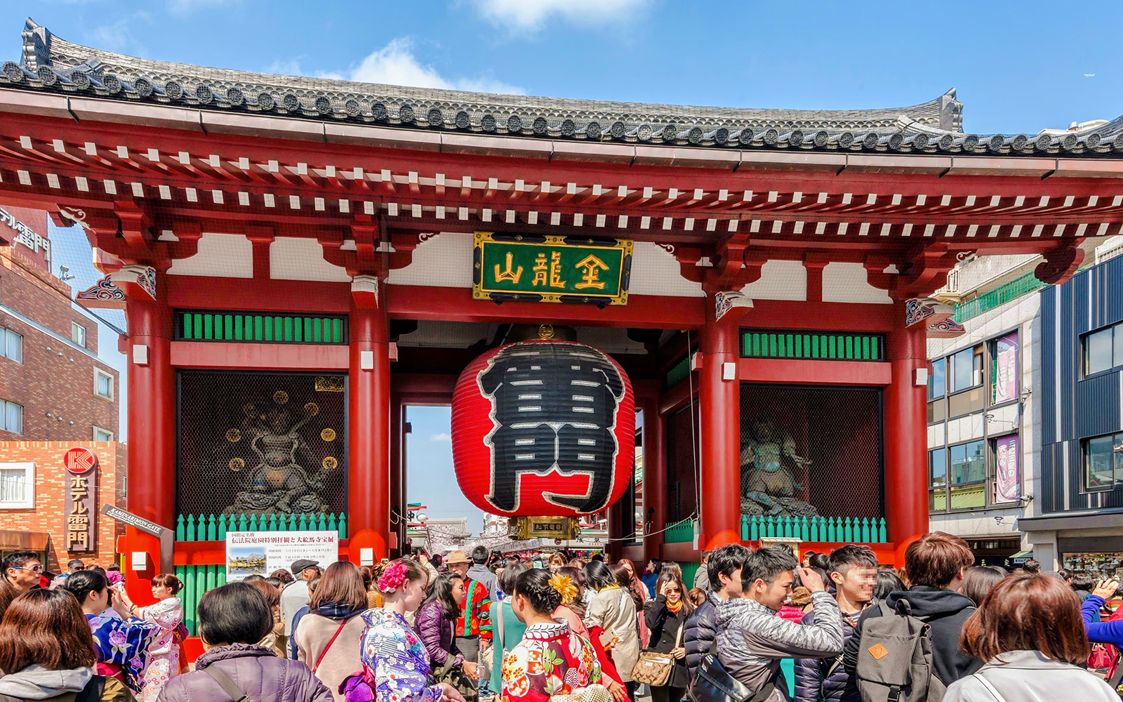 Crowd at Kaminarimon Gate, Senso-ji Temple, Tokyo, Japan.