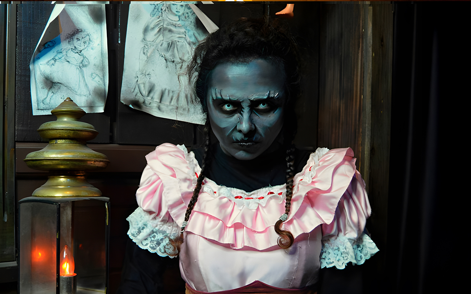 Creepy character in costume at Parque Warner Madrid Halloween event.