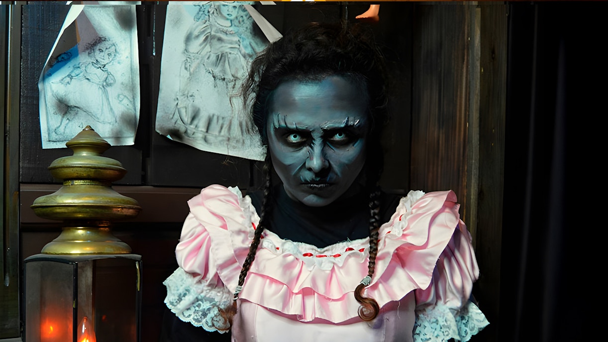 Creepy character in costume at Parque Warner Madrid Halloween event.