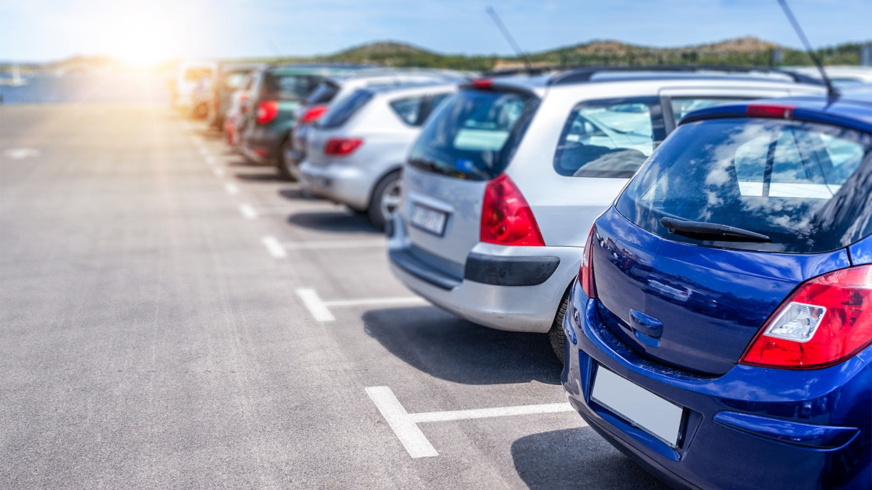 Car parking in specific lanes at Palma Cathedral