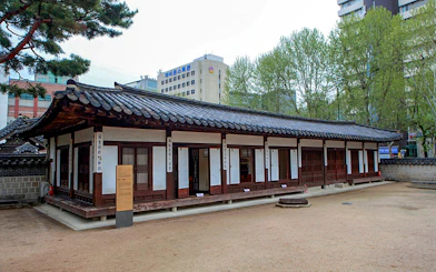 Traditional Korean building on Dongdaemun Hop-on Hop-off Bus Tour route.