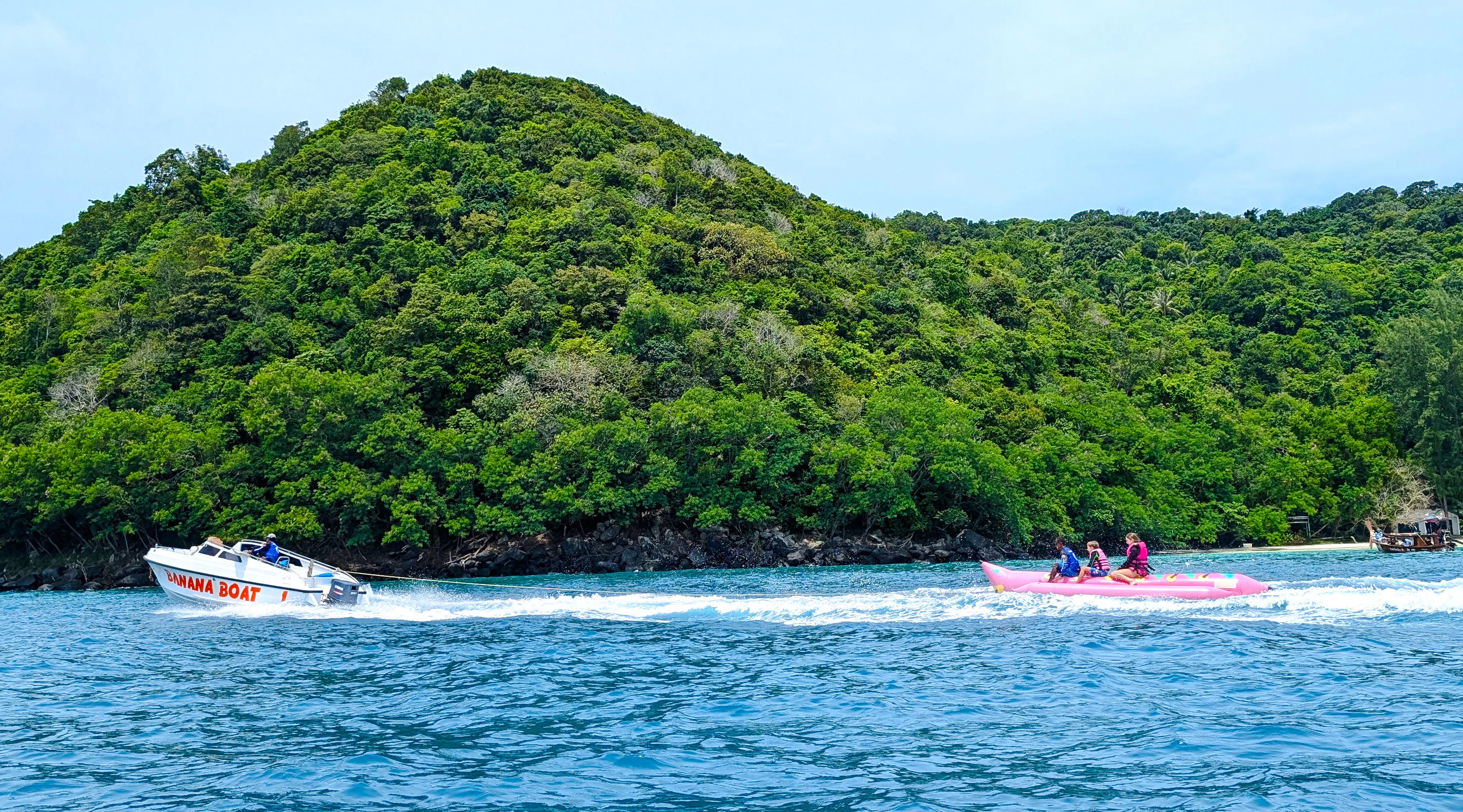 phuket: privat tur-retur-reise med langhalet båt til coral island-16