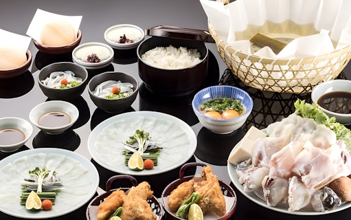Assorted dishes from the Swimming Tiger Puffer Course at Torafugu-tei Ginza Store.
