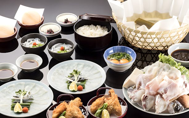 Assorted dishes from the Swimming Tiger Puffer Course at Torafugu-tei Ginza Store.